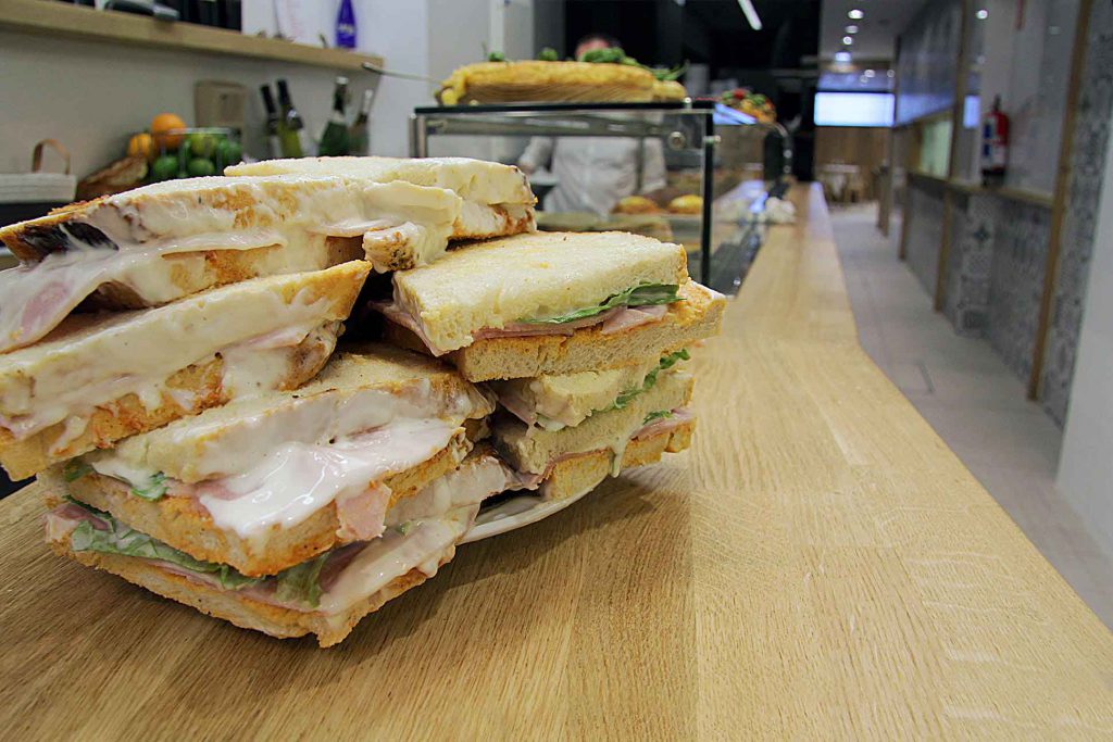 Triángulos, los sandwiches del Bar Eme de Bilbao famosos por su receta de salsa secreta